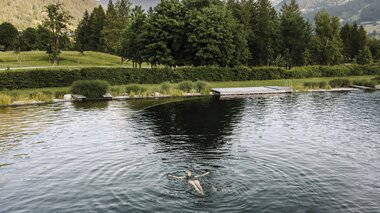 Relaxen im Thermalwasser Badesee mit Bergpanorama | © Alpentherme Gastein/Paul Bauer