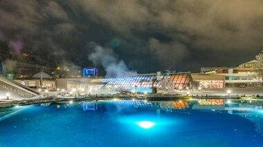 Thermalwasserbadesee im Winter mit Blick auf Alpentherme | © Alpentherme Gastein/Wolkersdorfer