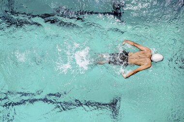 Sportliches Schwimmen im Sportbecken | © Adobe Stock