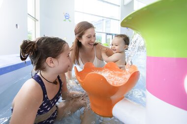 Family World Familie spielt im Babybecken | © Alpentherme Gastein/Wolkersdorfer