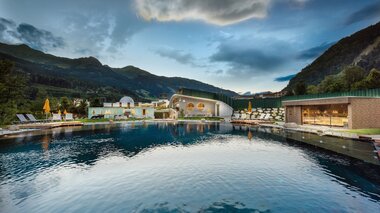 Sauna World Aussenaufnahme mit Thermalwasser Badesee | © Alpentherme Gastein/Wolkersdorfer