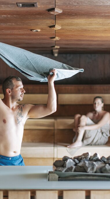 Sauna World Aufguss mit Wacheln in der Cascadia | © Alpentherme Gastein/Paul Bauer