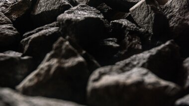 Sauna World Detailaufnahem Saunaofen mit Steinen | © Gasteinertal Tourismus GmbH/Marktl
