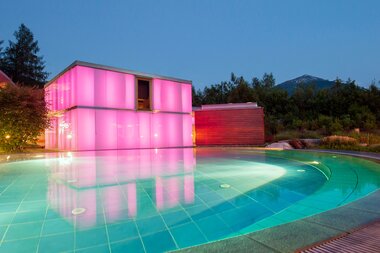 Sauna World mit Bergsee in der Daemmerung | © Alpentherme Gastein/Caputo