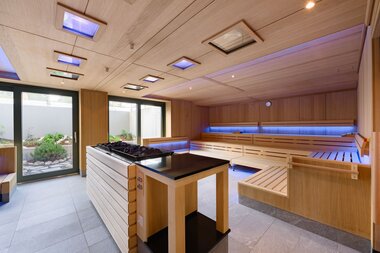 Vista dalla sauna Cascadia sul cortile interno | © Alpentherme Gastein / Marktl Photography
