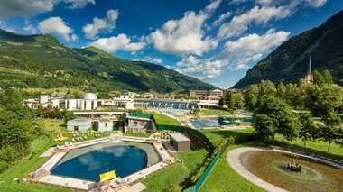 Panoramabild Alpentherme Gastein Kristall See im Vordergrund | © Alpentherme Gastein/Wolkersdorfer