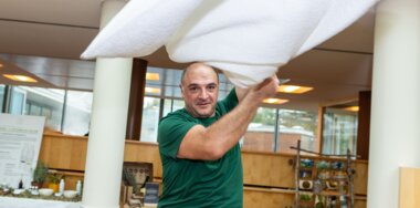 Aufgussmeister Sandro Sergi | © Sauna Herbal Cup / Ryszard Rak