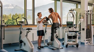 Therapeutischer Trainingsraum Physiotherapeut mit Patient | © Alpentherme Gastein/Paul Bauer