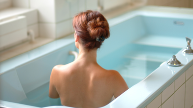Gesundheitszentrum Frau in Thermalwannenbad | © Alpentherme Gastein