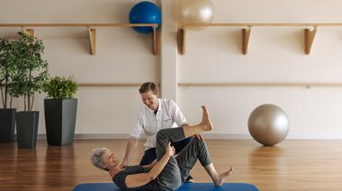 Gesundheitszentrum Therapeut und Patientin | © Alpentherme Gastein/Paul Bauer