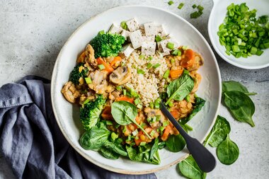 Diaetolgoie Linsensalat mit Tofu | © Freepik.com/Firsovanina