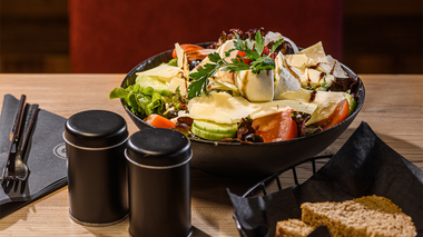 Berglift geschmackvoll zubereiteter Salat im Restaurant | © Berglift