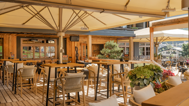 Berglift Blick auf die Terrasse im Sommer | © Berglift