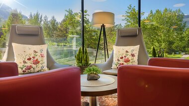 Hall dell'Hotel Palace con vista sul paesaggio estivo | © Hotel Palace
