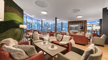 Hall dell'Hotel Palace con vista sul paesaggio invernale | © Hotel Palace