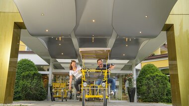 Ingresso dell'Hotel Palace con bicicletta a pedali per 4 persone | © Hotel Palace