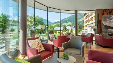Lounge dell'Hotel Palace con vista sul giardino. | © Hotel Palace