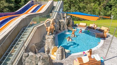 Kleinkinder Aussenbecken neben 4-Bahnen-Wellenrutsche | © Alpentherme Gastein/Wolkersdorfer