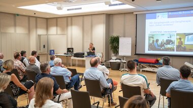 Ganganalyse Kirsten Goetz Neumann mit Patientin | © Alpentherme Gastein/Conny Rupp