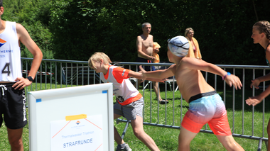 AlpenthermeGastein_Triathlon_Staffeluebergabe | © Alpentherme Gastein/Szedlarik