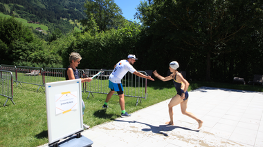 AlpenthermeGastein_Triathlon_Staffeluebergabe | © Alpentherme Gastein/Szedlarik