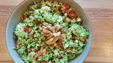 Leichter Brokkolisalat mit Aepfel und Nuessen | © Alpentherme Gastein