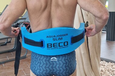 Anlegen des Aqua-Jogging-Gurts | © Alpentherme Gastein