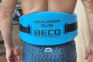 Anlegen des Aqua-Jogging-Gurts | © Alpentherme Gastein