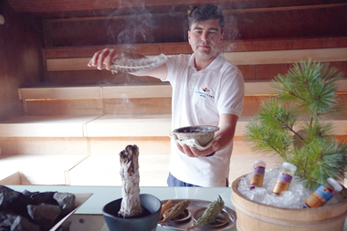 Räuchern in der Sauna World | © Alpentherme Gastein